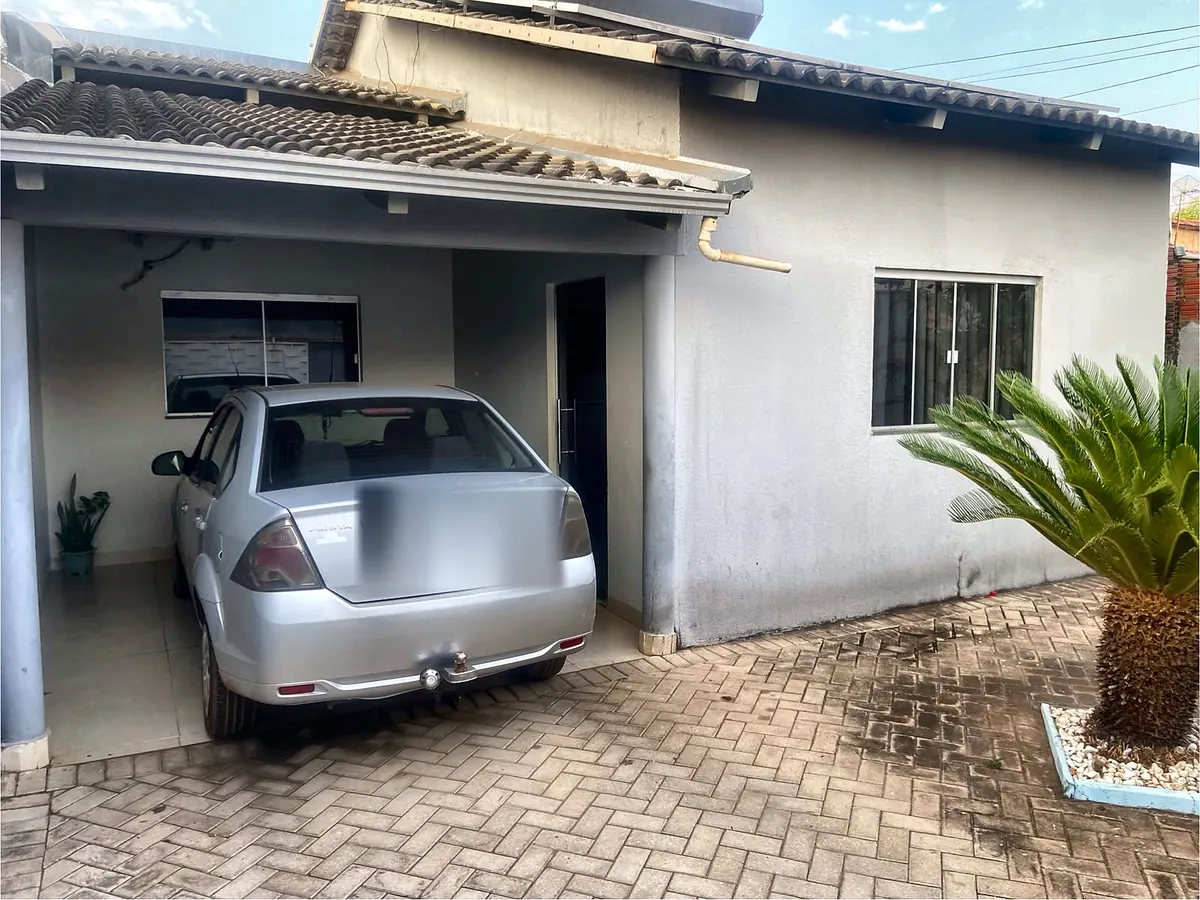 Fachada com garagem coberta