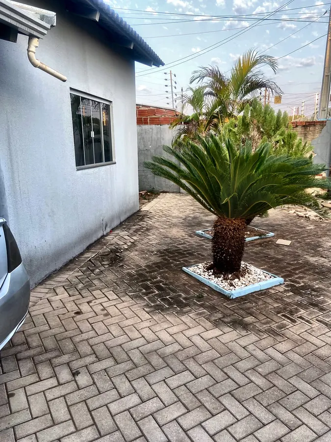 Corredor lateral com jardim