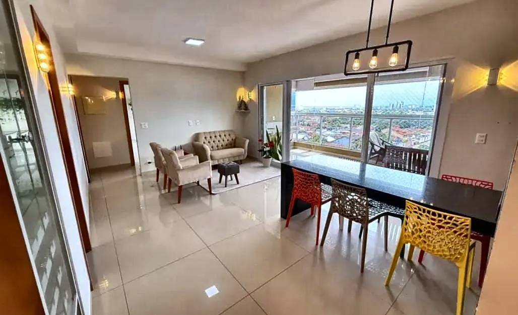 Sala de estar e jantar com janelas amplas