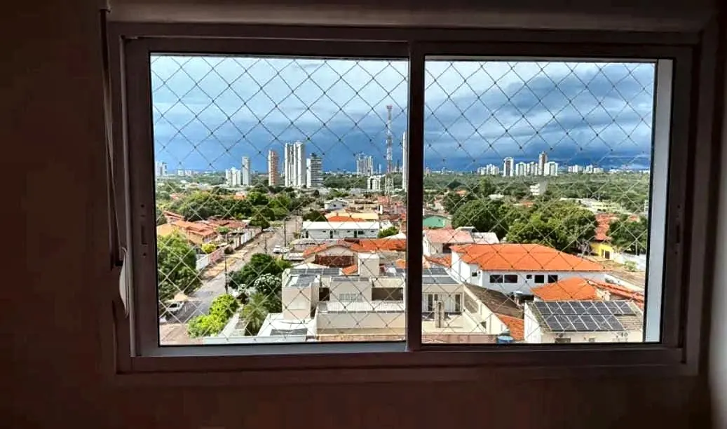 Vista da cidade pela janela